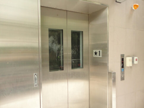 【震災時】エレベーターに閉じこめられた時の対処法